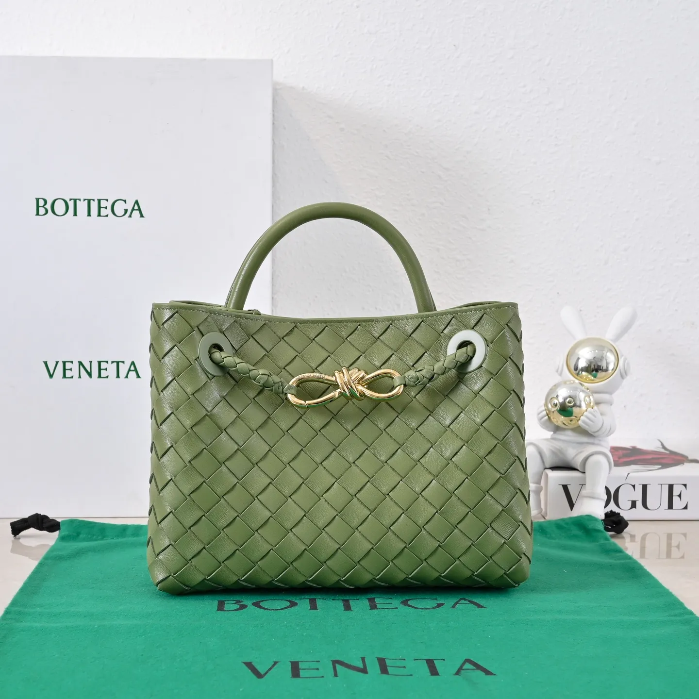 Batch 1860 B's 2023 spring and summer new style continues the brand's woven pattern style with detailed metal knot switch buckles. This time, the shoulder straps are also made into tube weaves, showing different craftsmanship. The carrying method is versatile to create more different styles. Intrecciato woven leather small handbag, equipped with sliding crossbody strap. Internal compartments, including 1 zipper pocket and 2 open pockets. Magnetic buckle closure. Size: 25*20*10cm Model: 7463#